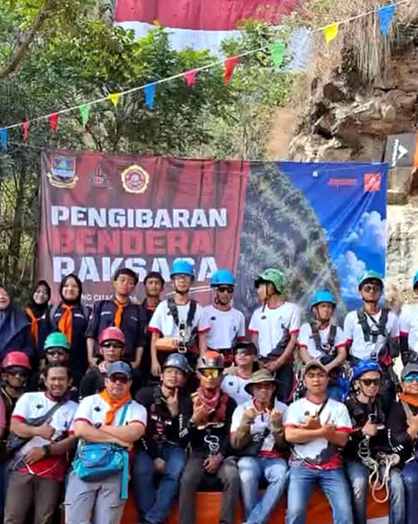 Tim Sangkuriang pada Pengibaran Bendera Raksasa